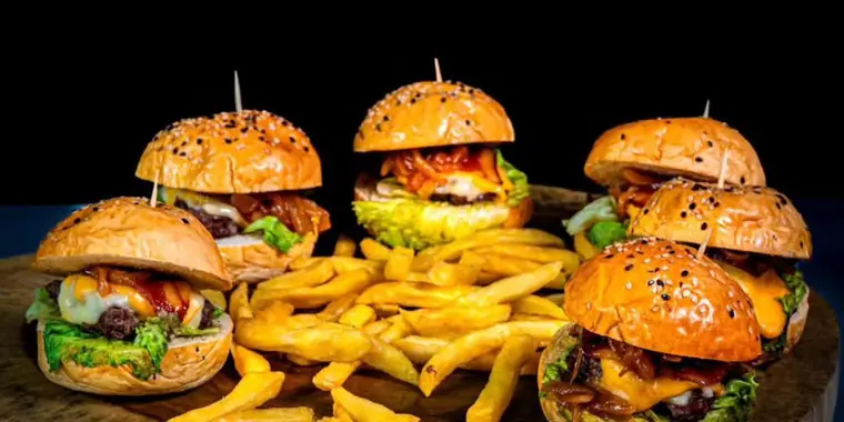 Hamburguesas con papas de House Cocina, aliado de ¡Ñam!