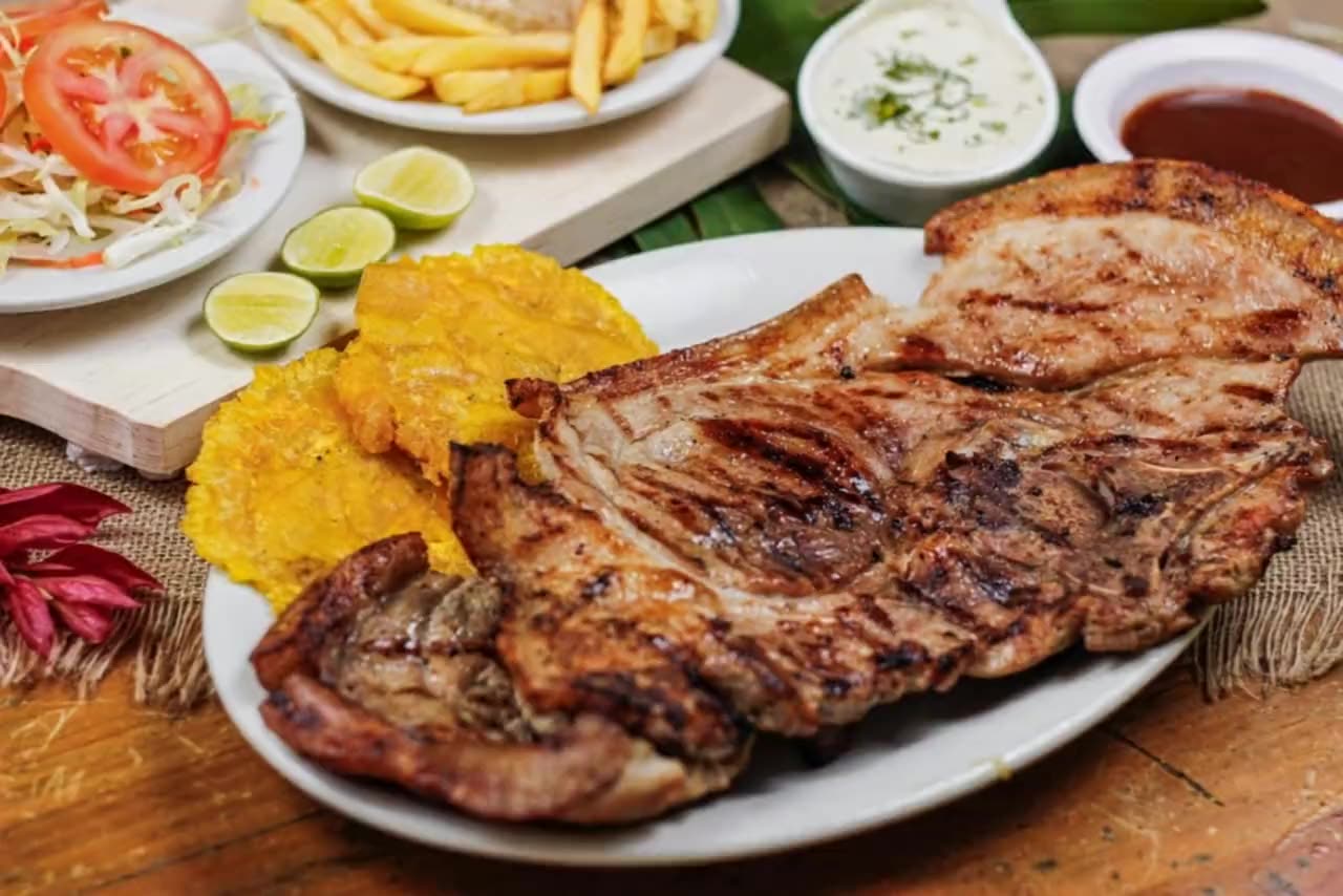 Chuletón a la parrilla con patacones de La Brasa, aliado de ¡Ñam! en Aguachica